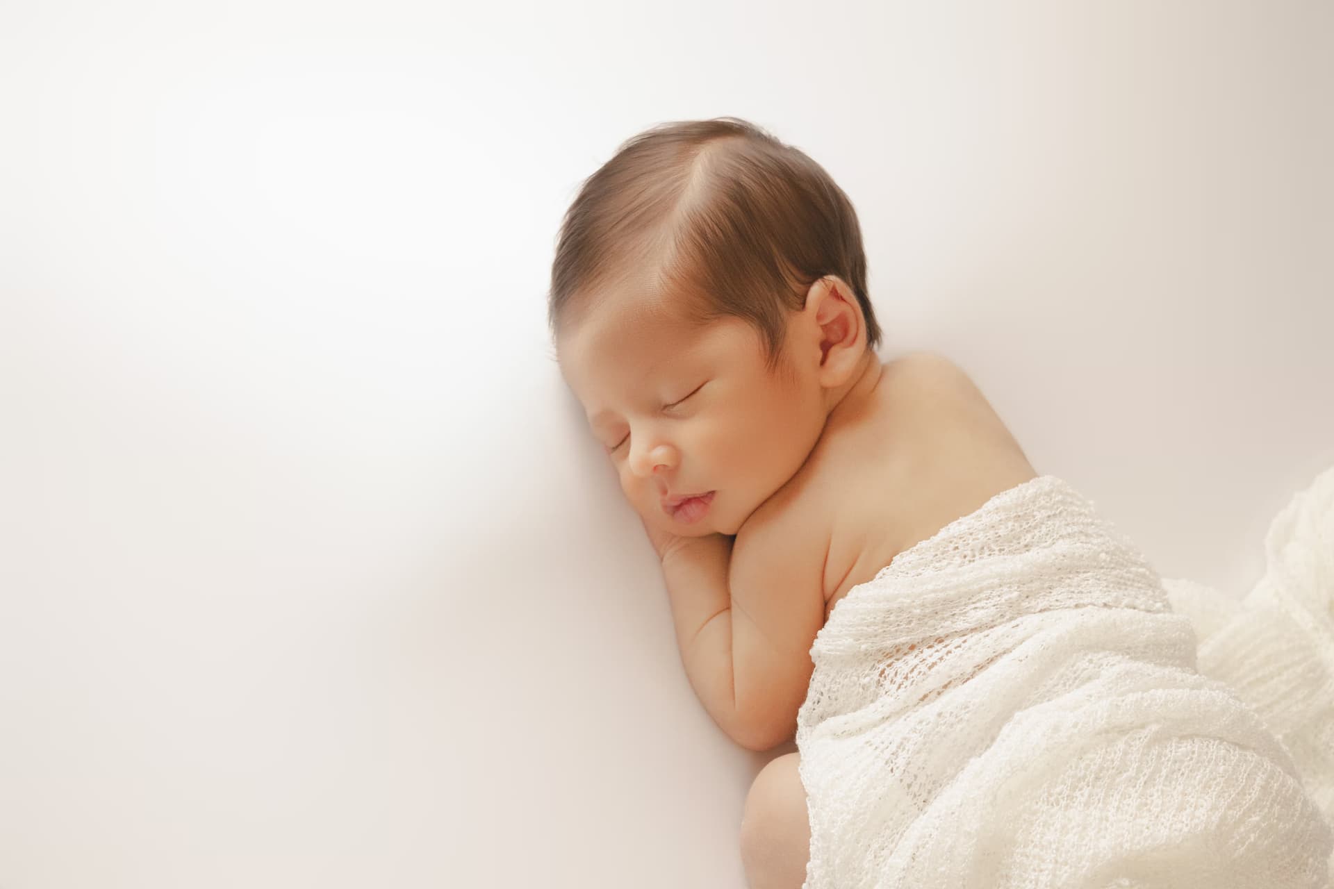 Fotografía de recién nacido en estudio